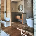 Malis Castera Le Petit Chateau Bed & Breakfast