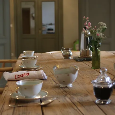 Malis Castera Le Petit Château Couette-café 3*