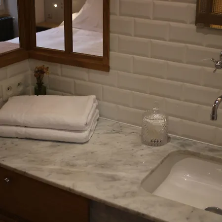 Malis Castera Le Petit Chateau Bed & Breakfast