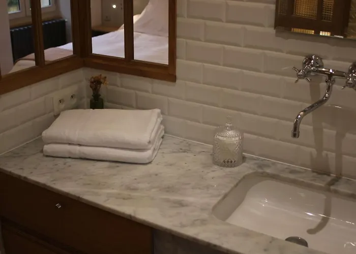 Nocleg ze śniadaniem Malis Castera Le Petit Chateau 3*