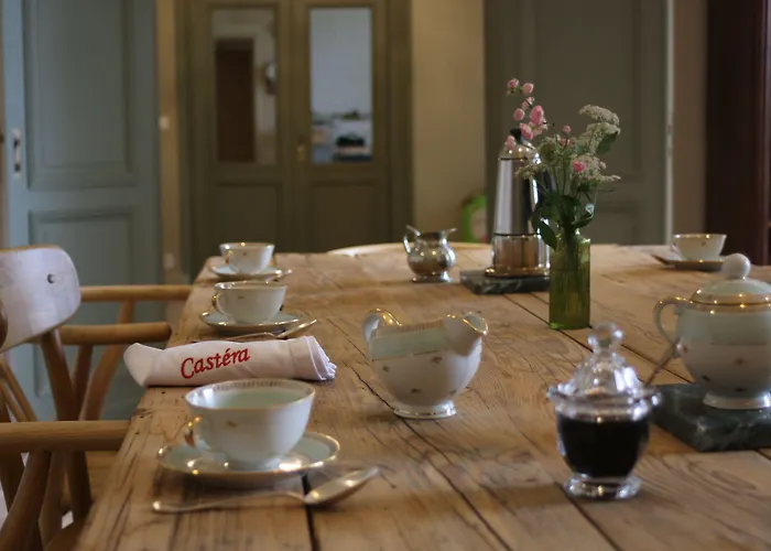 Malis Castera Le Petit Château Couette-café 3*