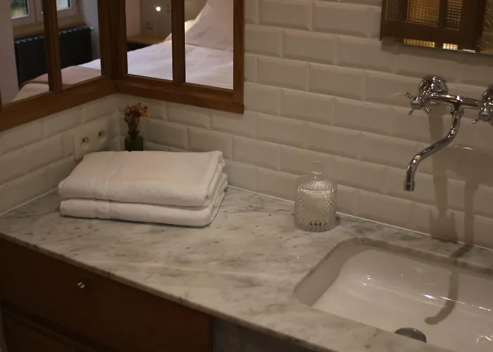 Malis Castera Le Petit Château Couette-café