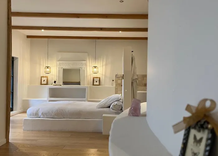 Malis Castera Le Petit Chateau Bed & Breakfast
