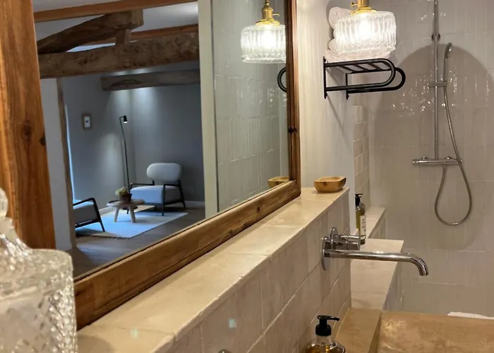 Malis Castera Le Petit Chateau Bed & Breakfast